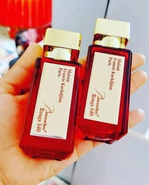 🔥  لـ Baccarat Rouge 540 – Maison Francis Kurkdjian لو بتحب العطور اللي تسيب حضور من أول رشة… فـ Baccarat Rouge 540 اختيار صعب يتكرر. ✨ عطر فاخر بتوليفة مميزة تجمع بين الزعفران والياسمين مع لمسات عنبرية وخشبية، وده بيخليه ريحته مختلفة، جذابة وملفتة جدًا.  ￼ 💎 الإحساس: فخامة – غموض – جاذبية – أناقة 🔥 الثبات والفوحان: من نقاط قوته، والبراند نفسه يصفه بأنه صاحب سillage طويل الأمد.  ￼ 👑 مناسب لـ: السهرات، المناسبات، والخروجات اللي عايز فيها تسيب انطباع. الخلاصة: ده مش مجرد عطر… ده Signature scent يخلي اللي حواليك يسأل: “إيه البرفان اللي حاطه؟” 😎🔥 📩 لو عايز ريحة فخمة، مختلفة، وحضورها بيتلاحظ… Baccarat Rouge 540  يستاهل التجربة. الحجم 40 مللي🫣🫣🫣🔥💋